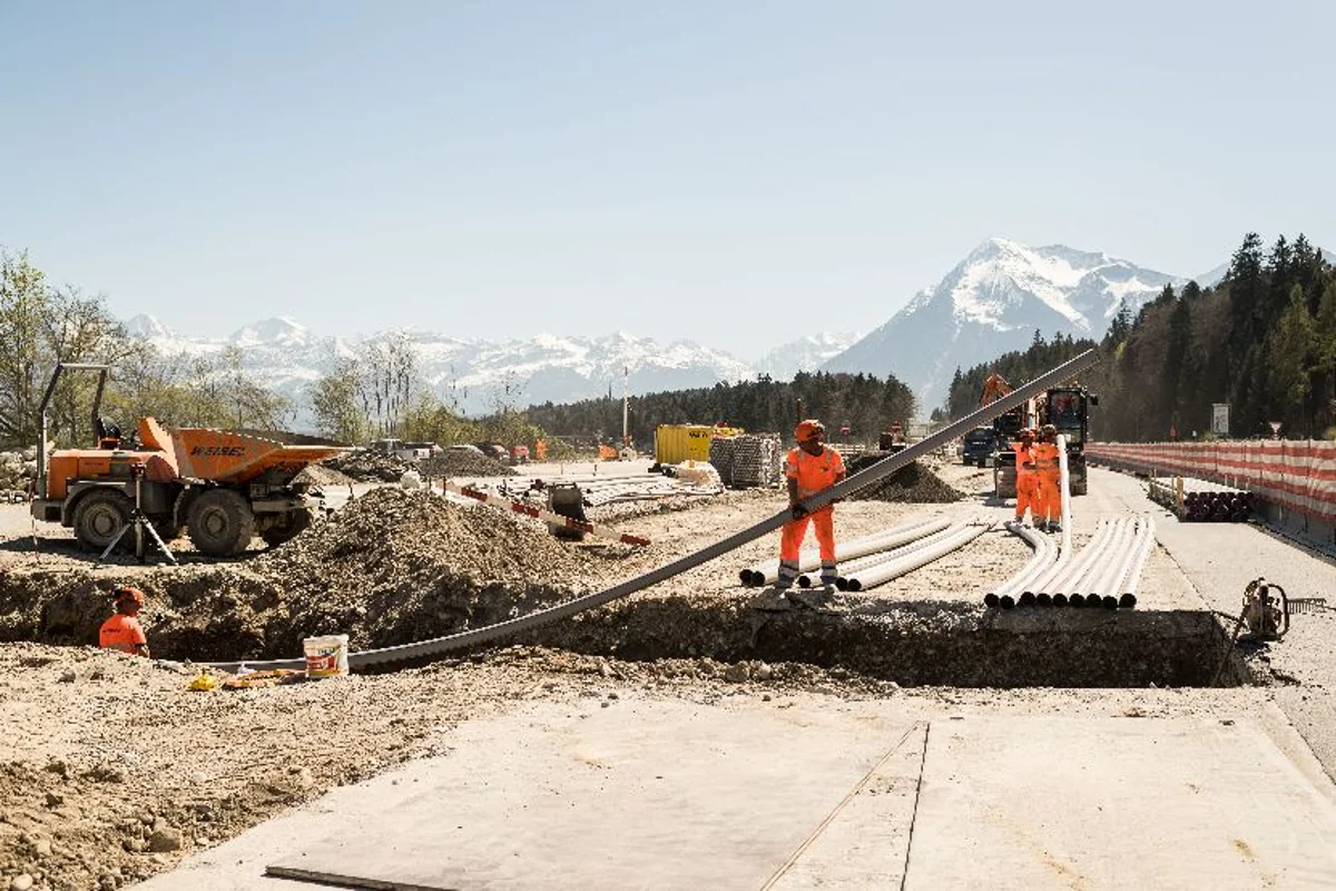  Bauarbeiter verlegen Leitungen auf einer Grossbaustelle