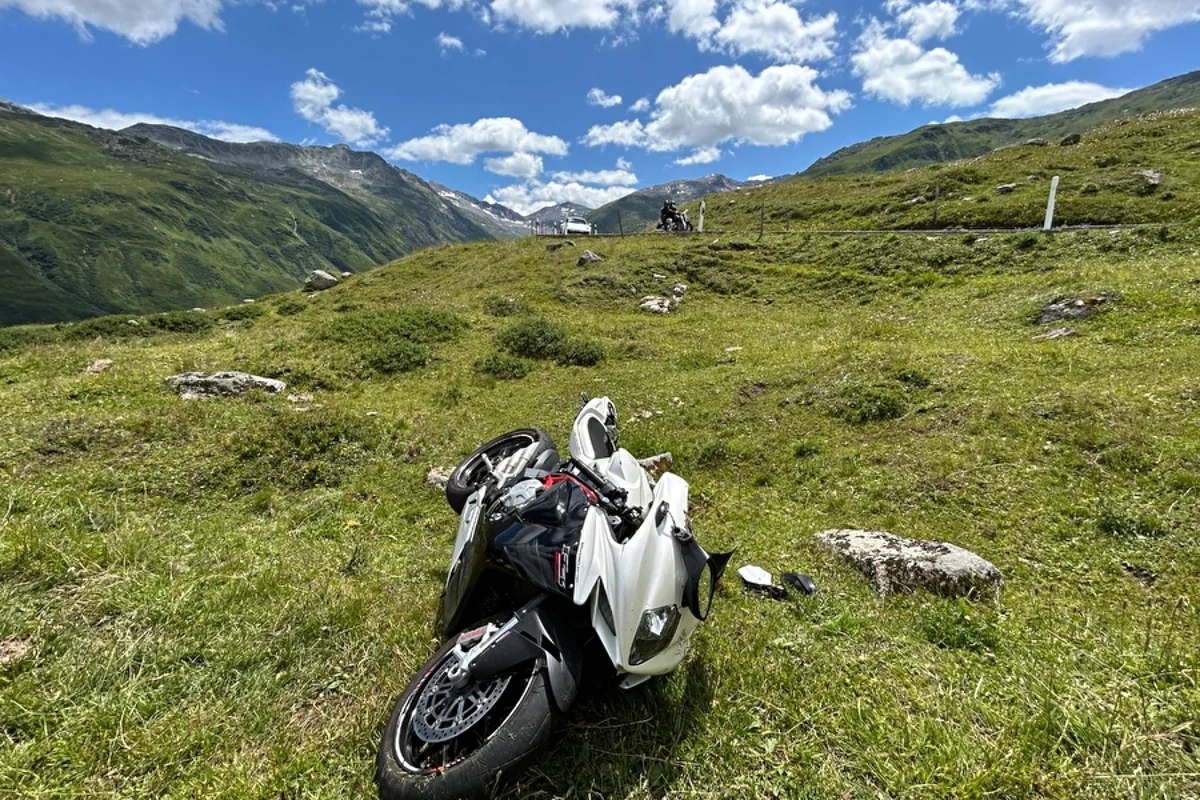 Motorrad liegt nach Sturz auf Wiese