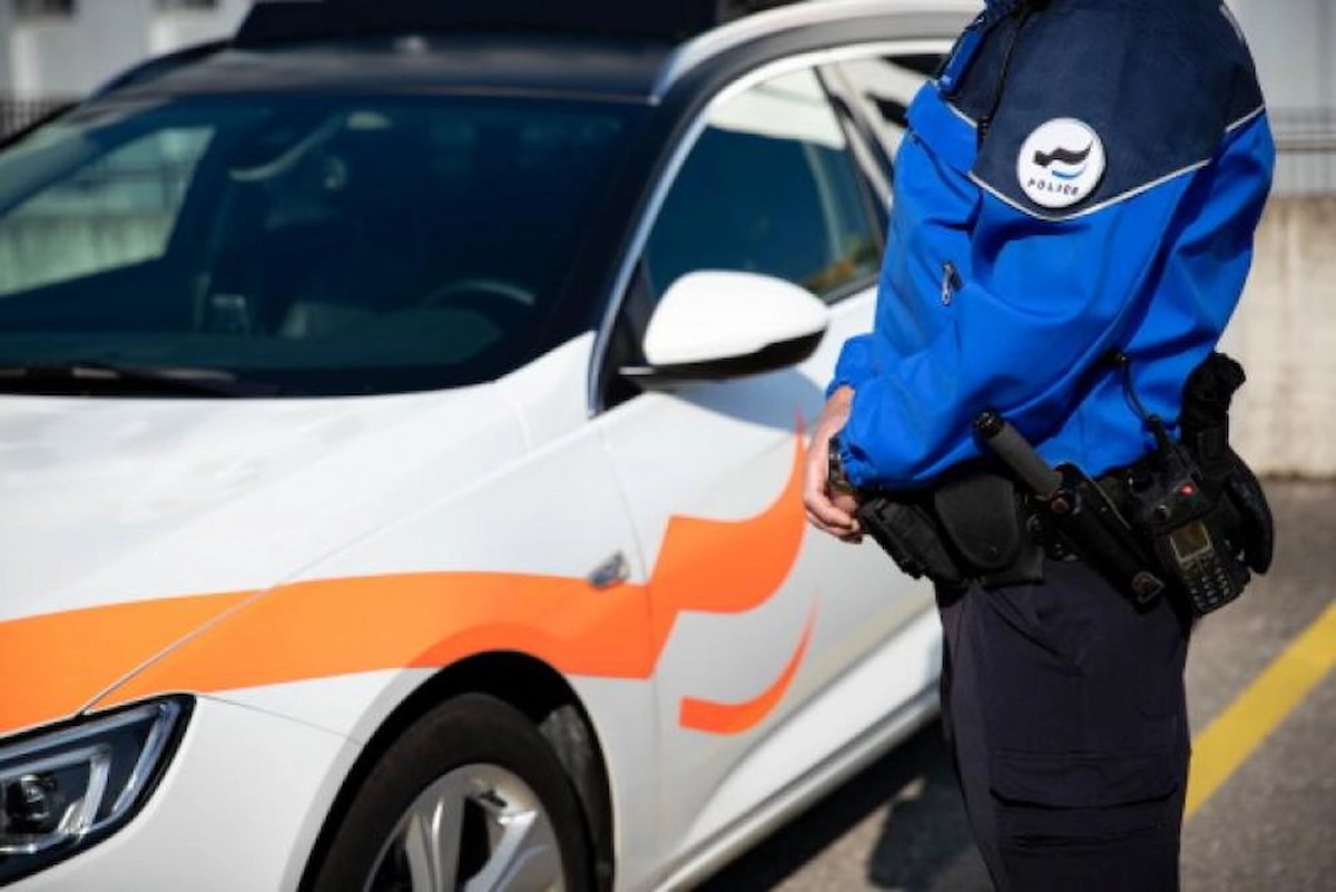 Symbolbild: Polizist der Kantonspolizei Freiburg bei Verkehrskontrolle