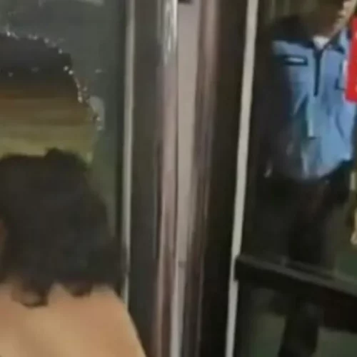 Albanische Passagiere in Belgrad im Flughafenbus blockiert