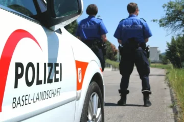 Fahrradlenker stürzt in Reinach BL – Polizei sucht Zeugen