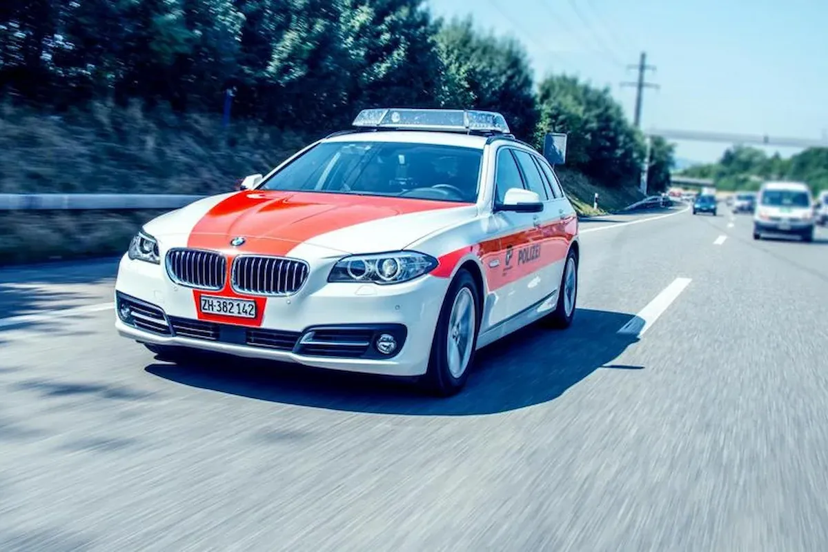 Ein Streifenwagen der Kantonspolizei Zürich fährt mit Blaulicht auf der Autobahn