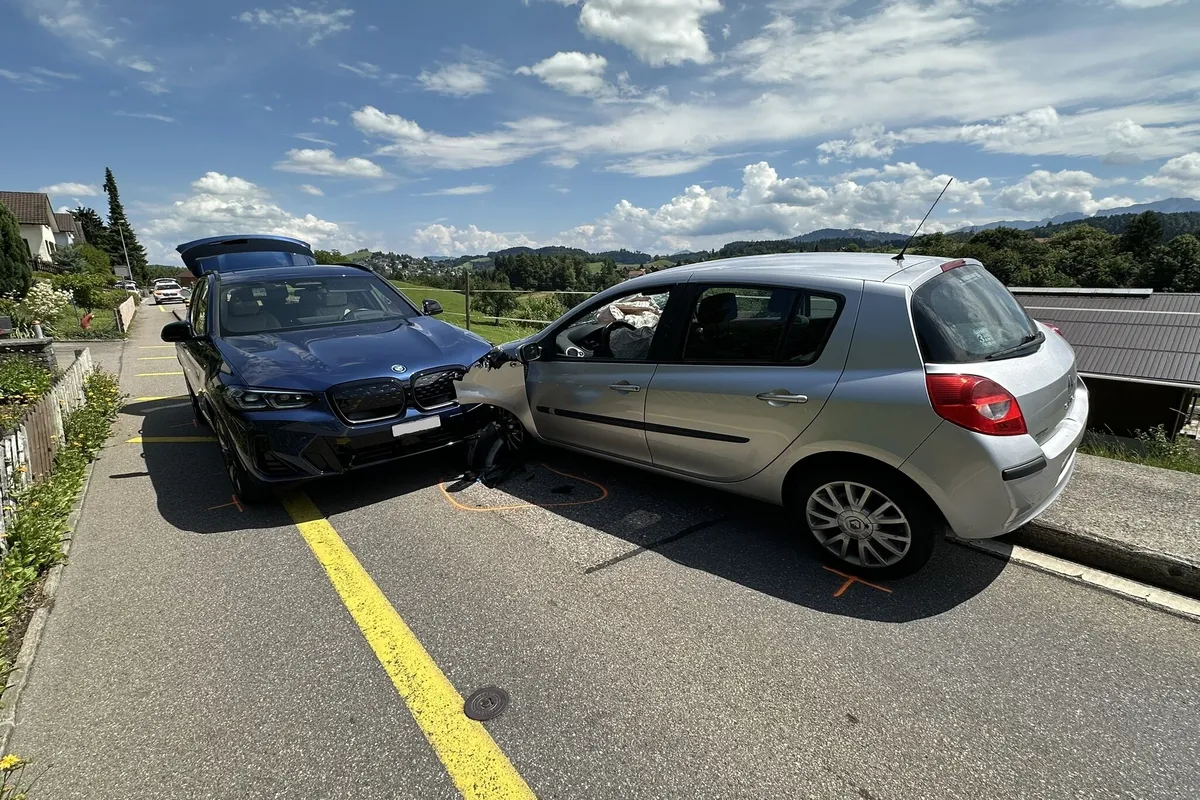 Zwei frontal kollidierte Autos auf der Huebstrasse in Herisau – mit geöffneten Airbags