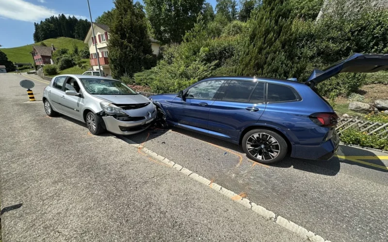 Frontaler Zusammenstoss zweier Autos in Herisau – Sicht von der Seite