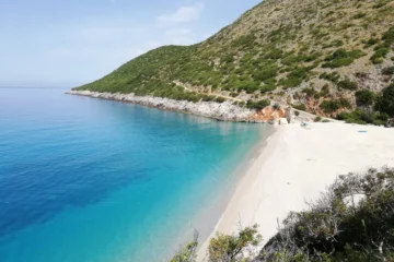 Gjipe Beach überrascht mit Schluchtkulisse & Zelten am Meer