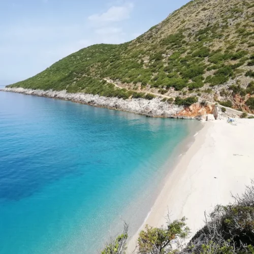 Gjipe Beach überrascht mit Schluchtkulisse & Zelten am Meer