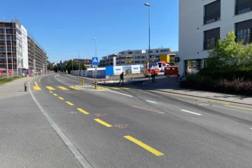Cham ZG: E-Bikefahrer stürzt auf Ölspur und verletzt sich