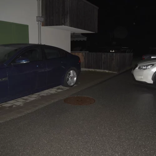 Alkoholfahrt in Rhäzüns GR: Frau kollidiert mit parkiertem Auto