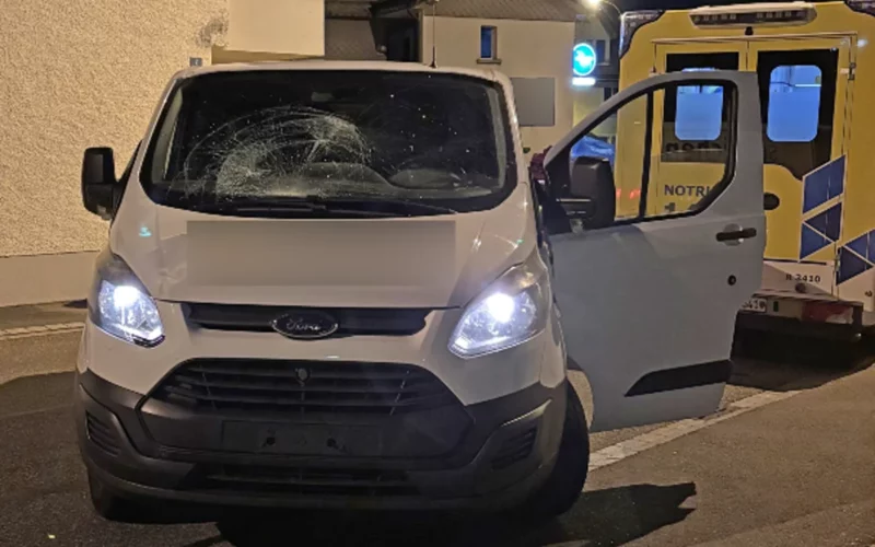 Unfallfahrzeug mit Frontschaden in Balterswil, Nachtaufnahme