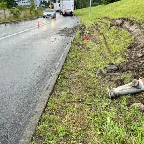 Selbstunfall bei Kriens LU: Anhängerzug weicht aus – Polizei sucht helles Auto