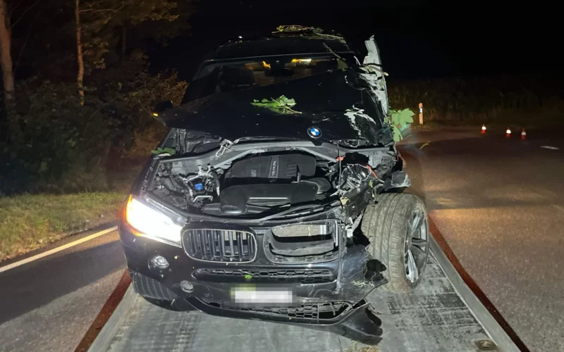 Unfallfahrzeug bei Nacht auf Abschleppanhänger