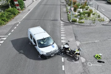 Châtel-St-Denis FR: Polizeimotorrad kollidiert mit Auto – Fahrer verletzt