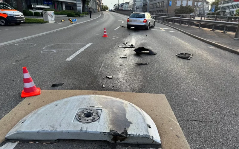 Selbstunfall mit beschädigten Verkehrseinrichtungen in städtischer Umgebung