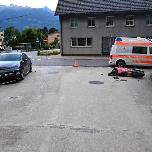 Verkehrsunfall in Schaan FL: Motorradfahrerin bei Kollision verletzt