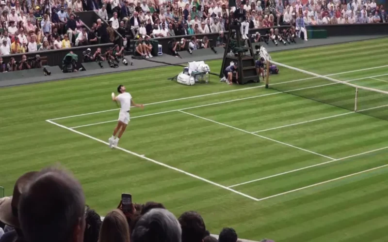 Tennisspieler beim Aufschlag auf dem Centre Court in Wimbledon