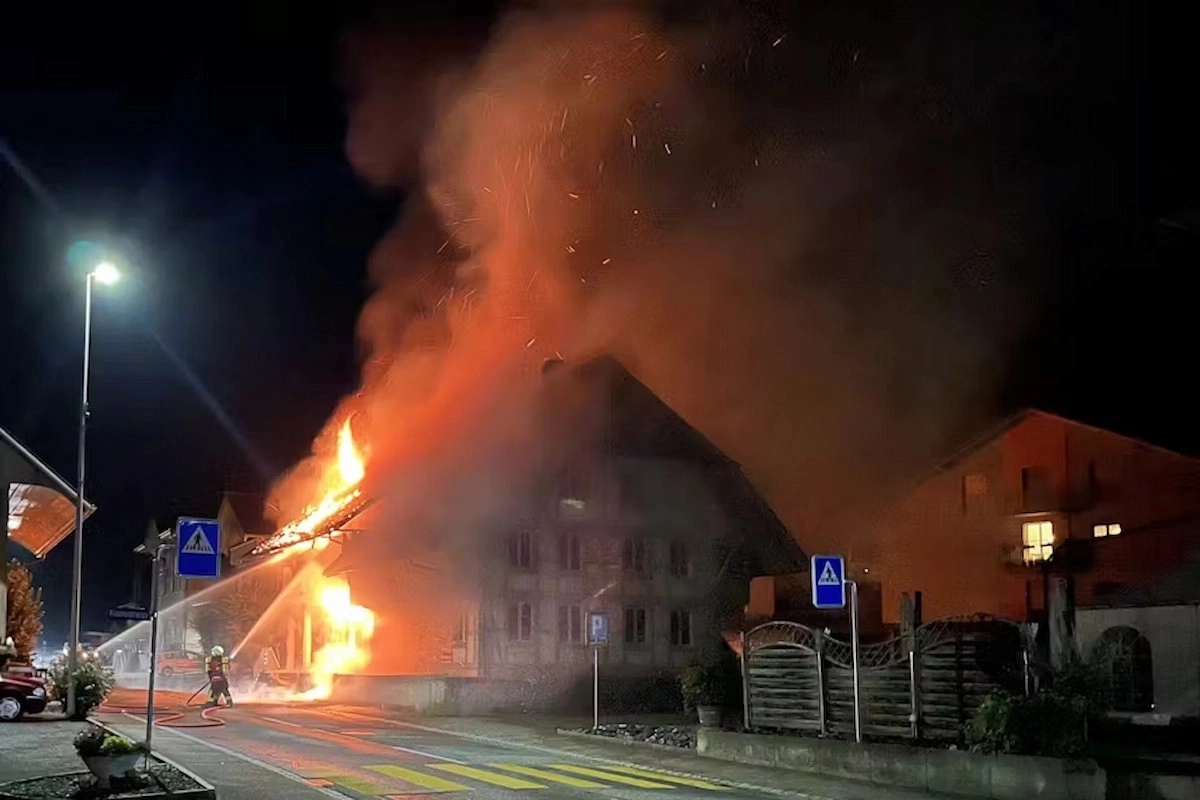 Feuerwehr löscht in Ursenbach ein in der Nacht lichterloh brennendes Gebäude. Starke Rauchentwicklung, niemand verletzt, hoher Sachschaden.