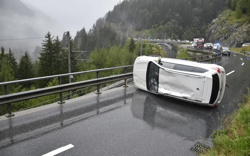 Sumvitg GR: Auto kippt nach Unfall auf die Seite – Totalschaden