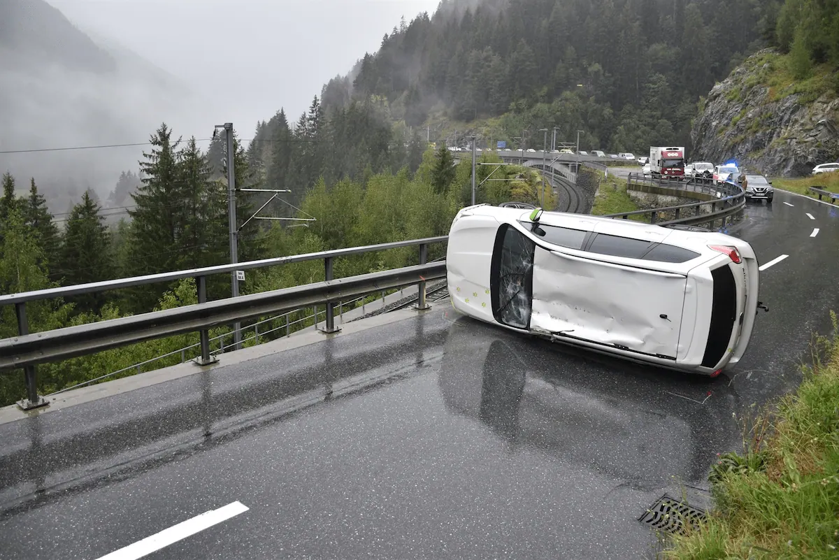Personenwagen liegt nach Selbstunfall auf der Seite auf der Oberalpstrasse in Sumvitg