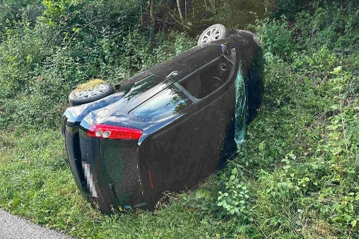 Verunfalltes Auto liegt nach Überschlag auf der Seite in Kleinlützel