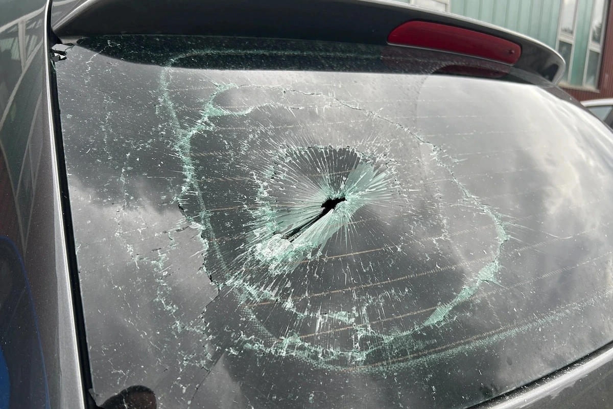 Zerstörte Heckscheibe eines Autos in Ruggell nach Steinwurf am 21. August 2025 – die Polizei sucht Zeugen.
