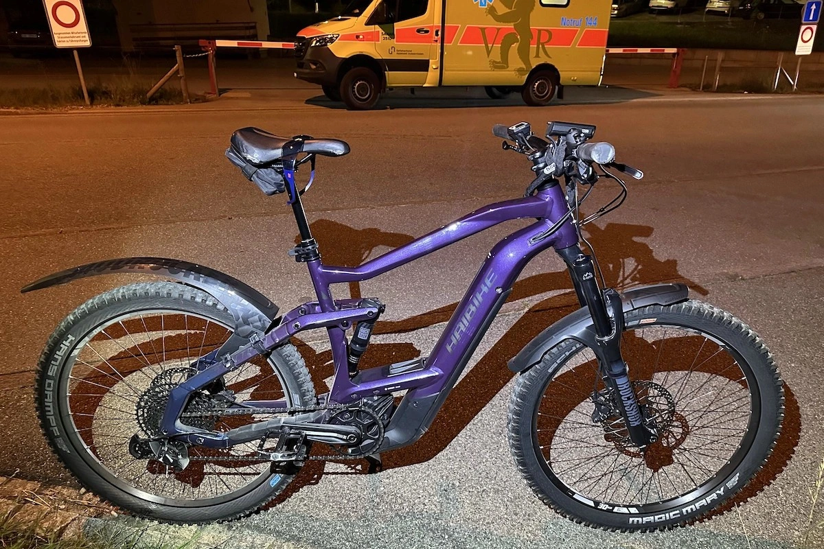 Violettes E-Bike nach Selbstunfall in Herisau, im Hintergrund Ambulanzfahrzeug