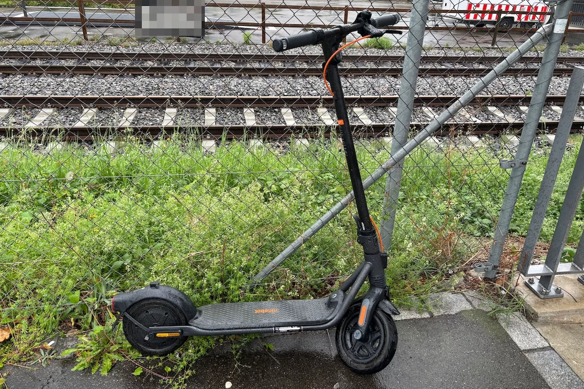 E-Scooter nach Unfall in Arbon TG am 21. August 2025 – ein Autofahrer kollidierte im Kreisel mit einem 30-jährigen Lenker.