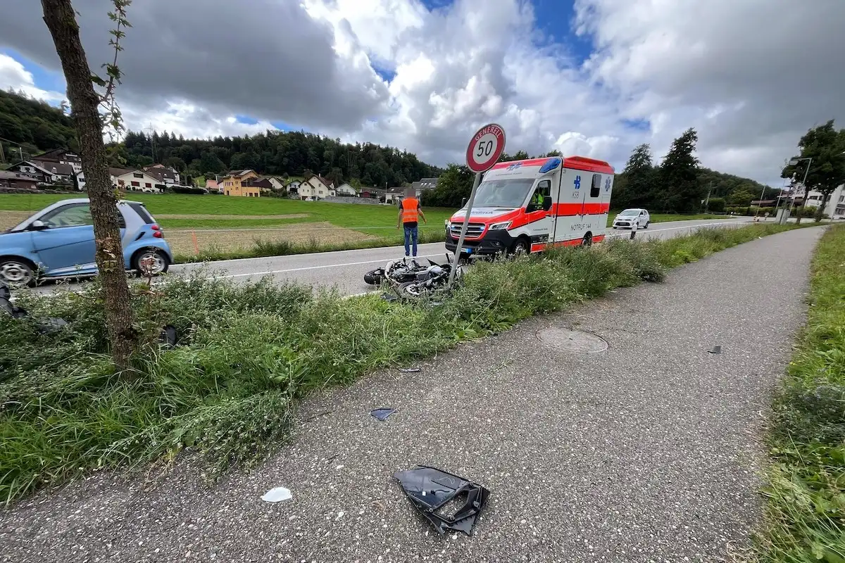 Rettungseinsatz mit Ambulanz und Motorradwrack neben Landstrasse bei Mägenwil