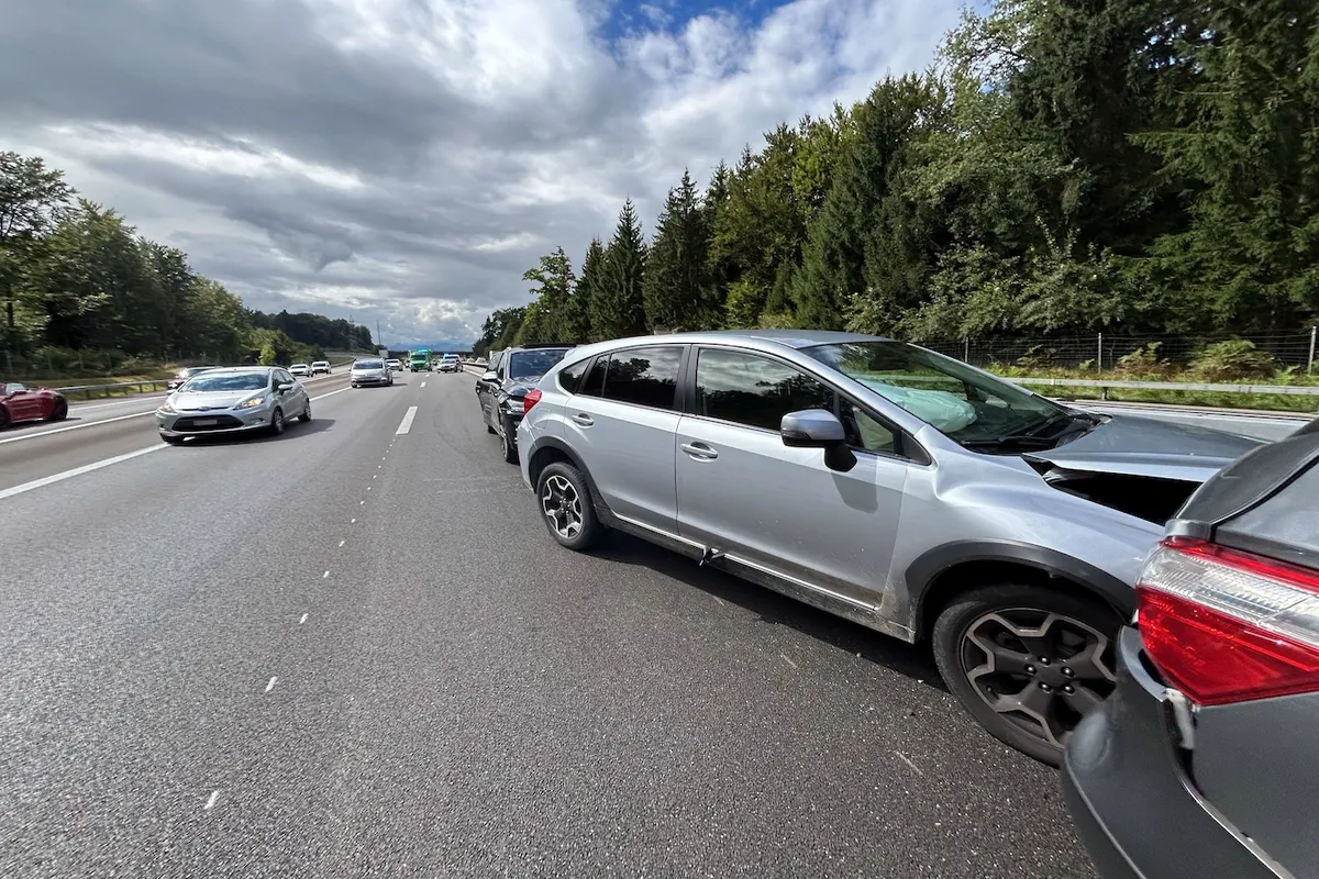 Beschädigter Subaru nach Auffahrkollision auf der A1 bei Othmarsingen