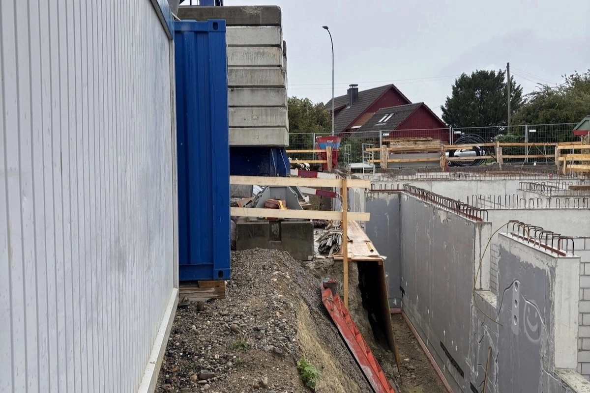 Baustellenszene in Schaffhausen mit Böschung und Baugrube – hier verletzte sich ein Arbeiter nach einem Sturz bei seiner Tätigkeit.