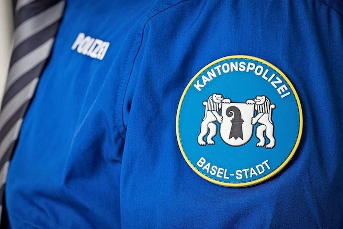 Uniform der Kantonspolizei Basel-Stadt mit sichtbarem Polizeiwappen