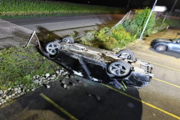 Auto überschlägt sich in Däniken SO – Fahrer und Beifahrer überleben unverletzt