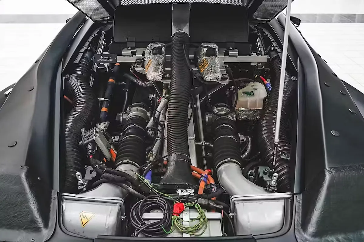 Ferrari 458 Erlkönig Motorraum mit V12-Saugmotor und Hybrid-Komponenten