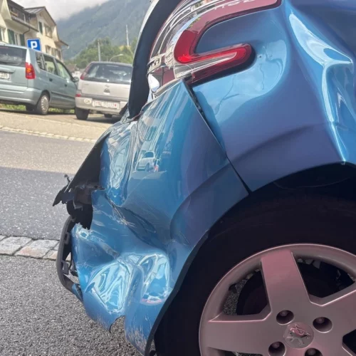 Schwanden GL: Auffahrunfall beim Abbiegen – niemand verletzt