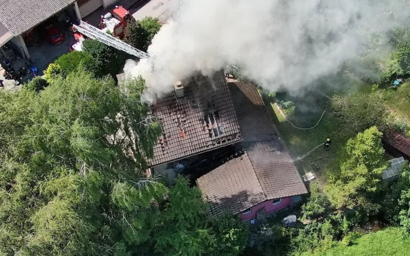Lignières NE: Wohnhausbrand – Bewohner unverletzt, hoher Schaden