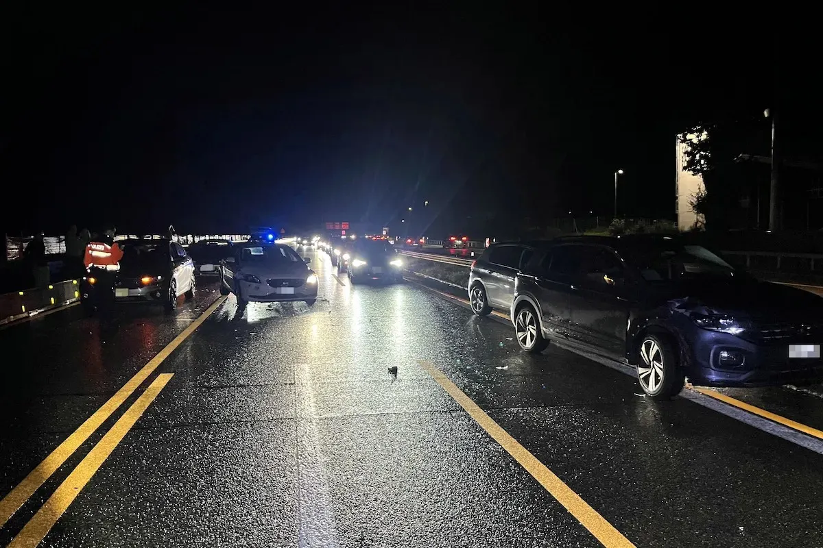 Mehrere beschädigte Fahrzeuge nach Massenunfall auf Autobahn bei Nacht