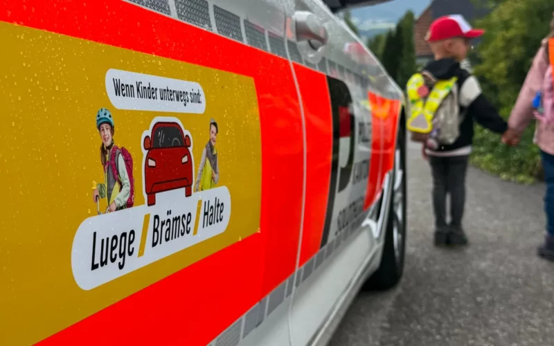 3’000 Kinder starten in den «Chindzgi» – Polizei warnt: Jetzt heisst’s „Luege, Brämse, Halte“
