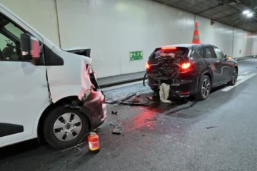 Auffahrkollision im Spier-Tunnel: Fünf Fahrzeuge beteiligt – Motorradfahrer verletzt