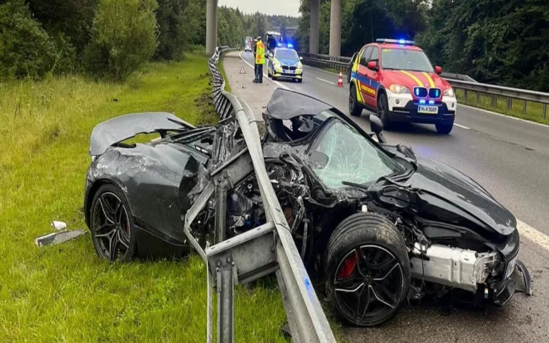 McLaren kracht bei München (DE) unter Leitplanke – Fahrer überlebt Wunder