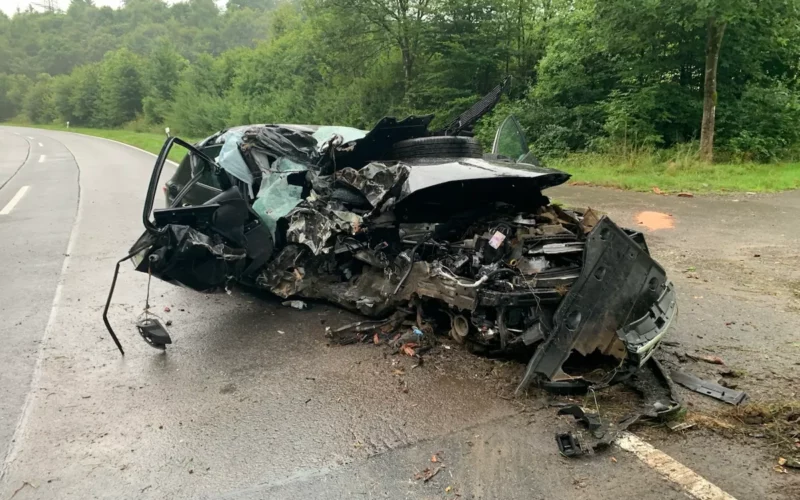 Friesenhagen D: Auto zerschellt am Baum – Fahrer überlebt leicht verletzt