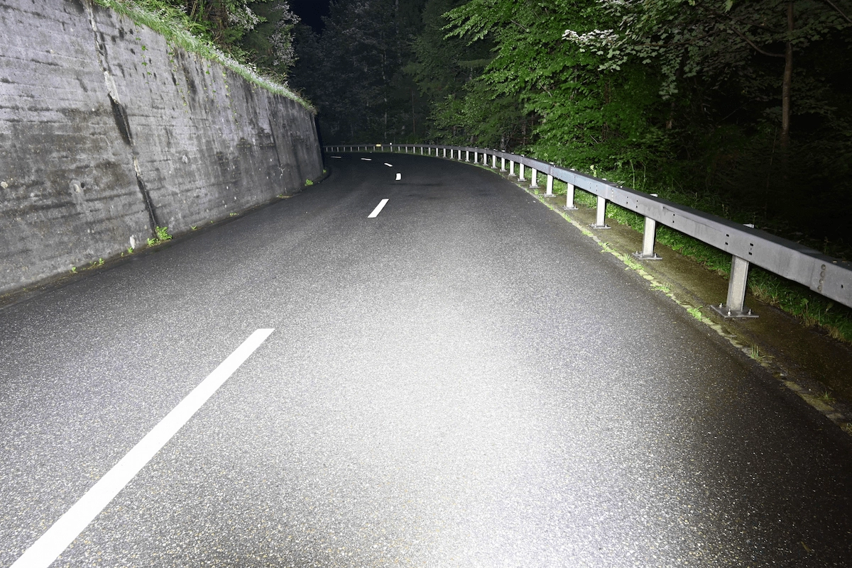Leere Strasse mit Leitplanke bei Nacht in Vadura nach Motorradunfall