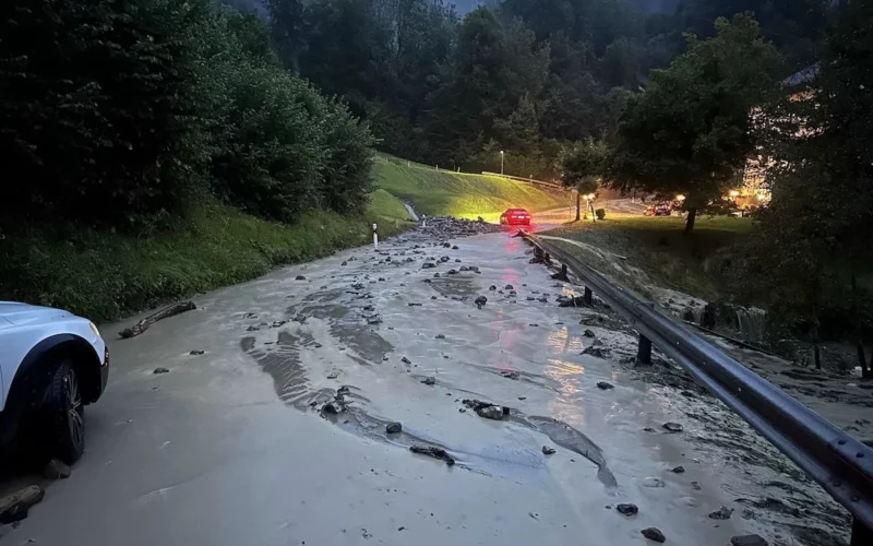Kanton Schwyz: Unwetter sorgt für 50 Einsätze und Strassensperrungen