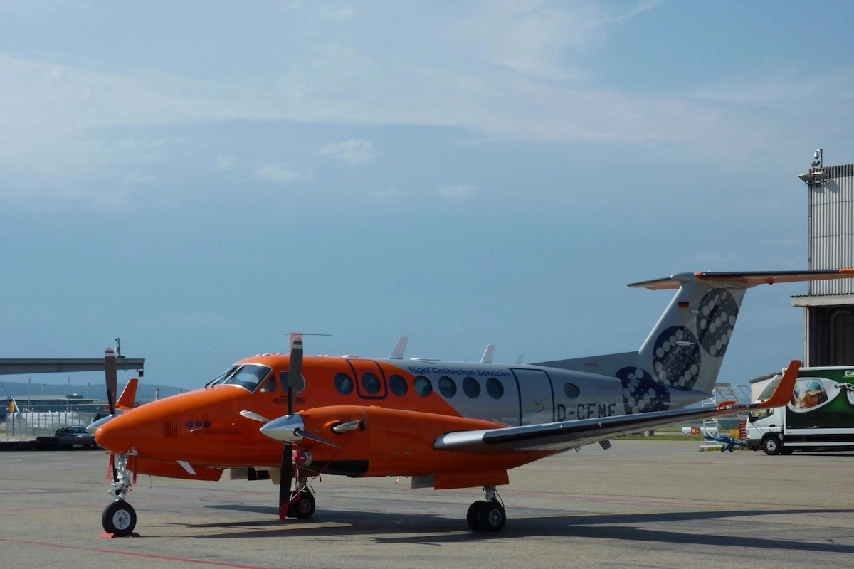 Beechcraft King Air 350 am Flughafen Zürich für nächtliche Messflüge im August 2025 zur Überprüfung der Navigationsanlagen.