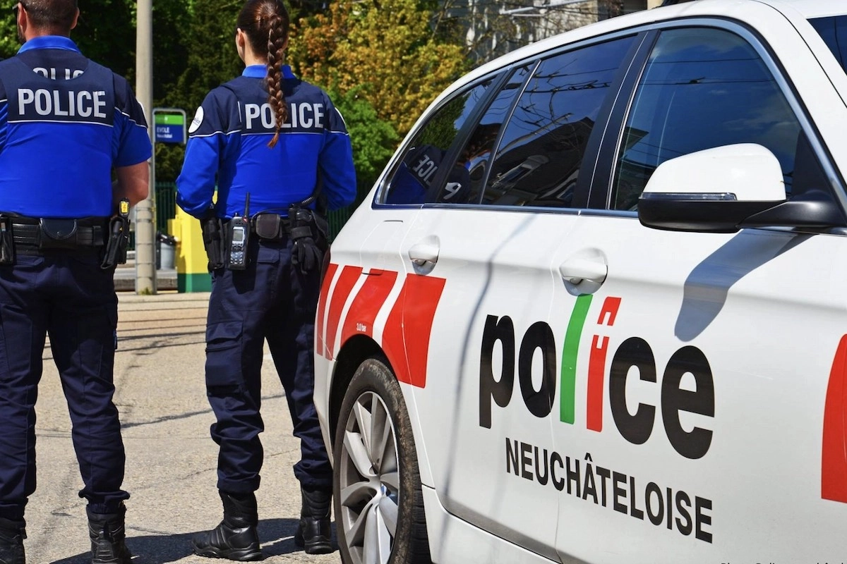Polizeifahrzeug und Beamte der Kantonspolizei Neuenburg im Einsatz – Symbolbild zu einem Familiendrama in Corcelles.