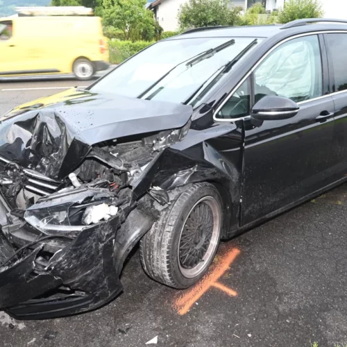 Haag SG: Autofahrer nickt ein – Kollision mit drei Autos und Motorrad