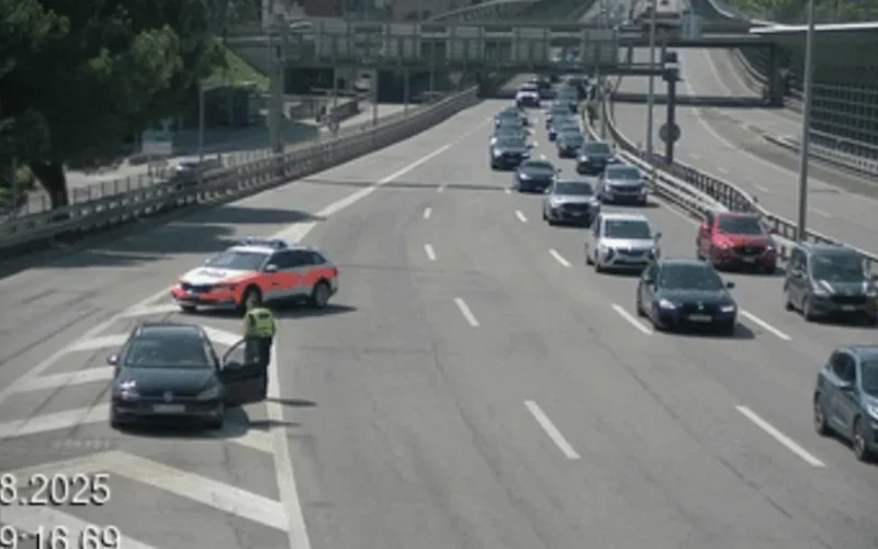 A2 Chiasso TI: Pannenfahrzeug blockiert Spur – Stau an der Grenze