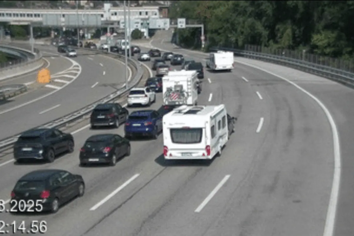 Webcam-Bild zeigt Verkehrsstau auf der A2 bei Chiasso Süd (TI) am 17. August 2025. Dichte Kolonne Richtung Grenzübergang Brogeda.
