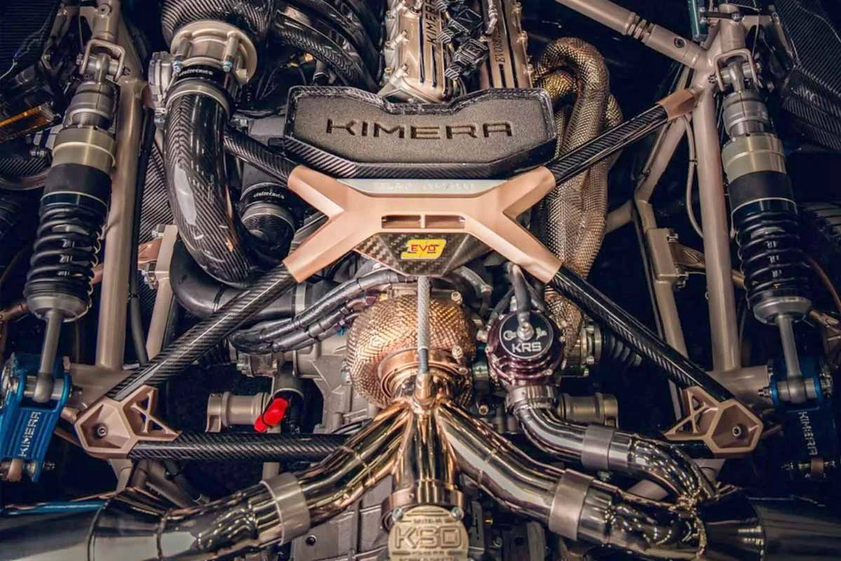Motorraum des Kimera EVO38 mit Turbo, Kompressor und Hybridtechnik