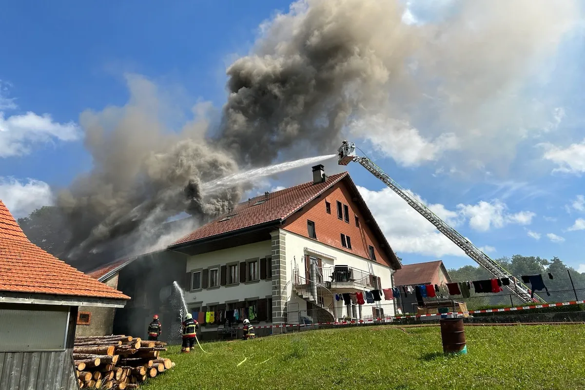 Feuerwehr löscht Scheunenbrand in Vuarmarens mit Drehleiter und Wasserschlauch