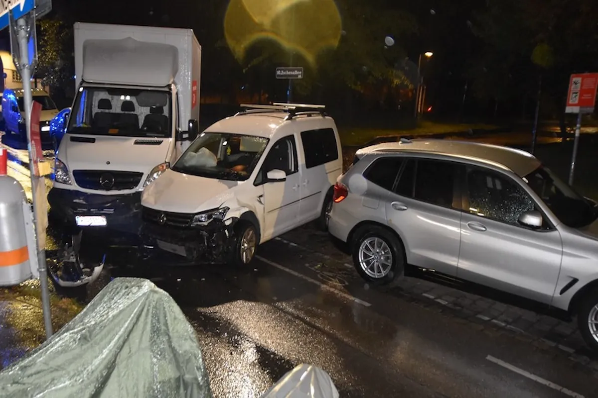 Unfallfahrzeuge nach Kollision in Wien-Raxstraße, verursacht von einem betrunkenen Autofahrer