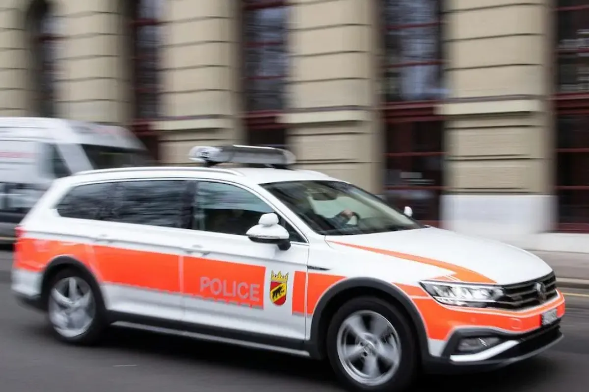 Einsatzfahrzeug der Kantonspolizei Bern fährt mit Blaulicht durch die Stadt – Symbolbild für polizeiliche Massnahmen bei Bergunfall